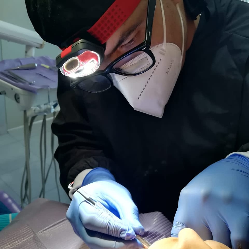 Dr. Dembo Vazquez Cardenas, dentista especialista en implantes dentales en Tepic Nayarit