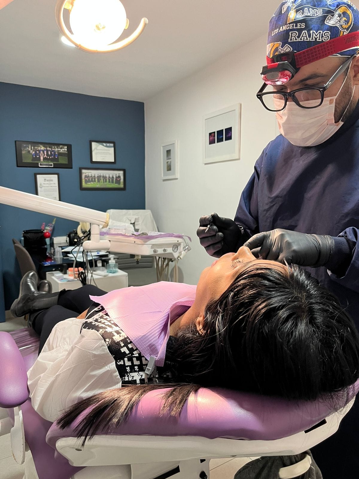 Dr. Dembo Vazquez Cardenas en su consultorio dental moderno en Tepic Nayarit